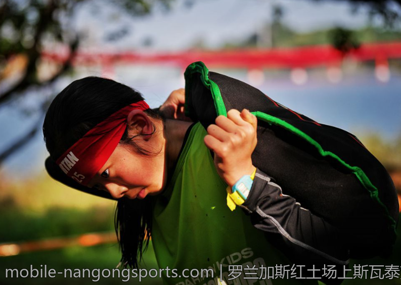 罗兰加斯红土场上斯瓦泰克的坚韧与荣耀